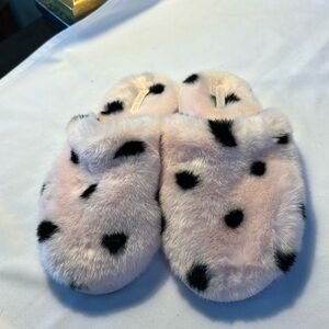 Victoria’s Secret closed Toe Faux Slippers